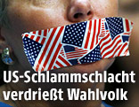 Demonstrantin mit US-Fahnenpflaster über ihren Mund
