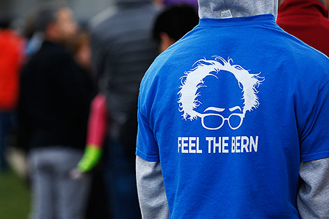 © APA/AP/John Locher Mann mit einem "Feel the Bern"-T-Shirt