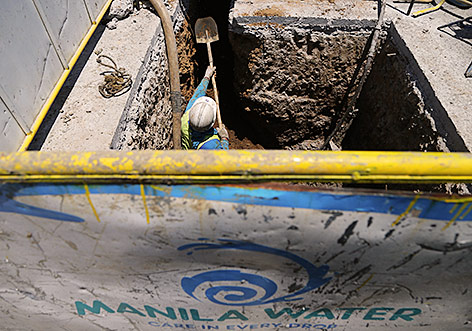 © AP/Aaron Favila Arbeiter repariert Wasserleitung