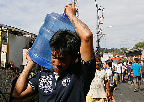 © AP/Bullit Marquez Philippinischer Mann in Manila trägt einen Wasserkanister