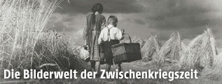 "Erntezeit" zeigt zwei Kinder auf einer Weide, Juli 1936