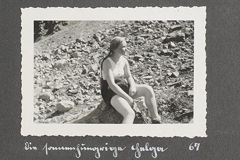 © Leihgabe aus Privatbesitz, Linz/Fotograf unbekannt Eine Frau sitzt auf einem Stein, Almsingwoche in Niederthai, Ötztal, 1931