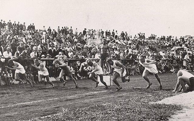 Wettlauf von Männern bei der Sonnwendfeier im neuen Arbeiterstadion, 1926

