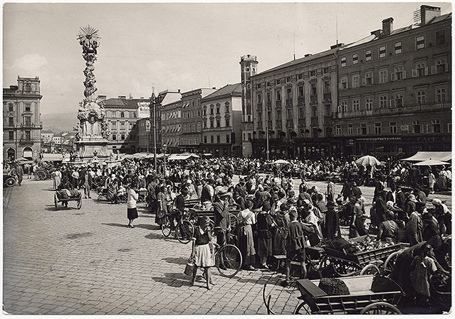 
Linzer Lebensmittelmarkt auf dem Platz des 12. November