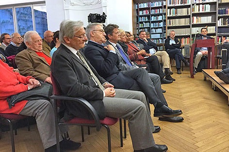 © ORF.at/Gerald Heidegger Ex-Bundeskanzler Wolfgang Schüssel sitzt im Publikum beim Vortrag von Madeleine Albright