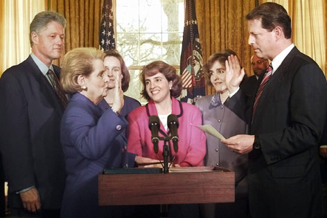 © AP/Greg Gibson Madeleine Albright bei ihrer Angelobung