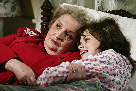 © picturedesk.com/Everett Collection Ex-US-Außenministerin Madeleine Albright mit Alexis Bledel in einer Szene der Serie "Gilmore Girls"