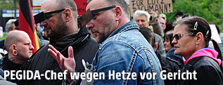 Pegida-Chef Lutz Bachmann vor dem Gerichtsgebäude