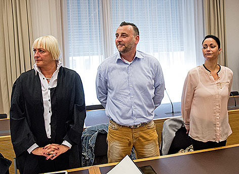 © AP/Jens Meyer Lutz Bachmann und Ehefrau Vicky Bachmann im Gerichtssaal