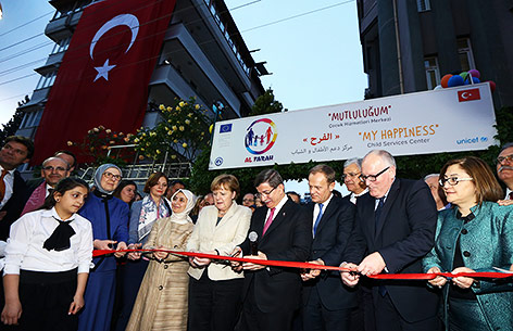 © APA/AP/Hakan Goktepe EU-Vizekommissionspräsident Frans Timmermans, EU-Ratspräsident Donald Tusk, der türkische Ministerpräsident Ahmet Davutoglu und deutsche Bundeskanzlerin Angela Merkel zerschneiden gemeinsam ein Band