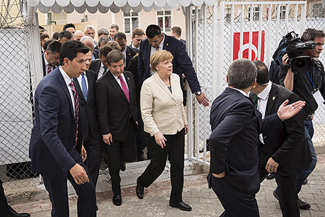 © Reuters/Bundesregierung/Steffen Kugler Ahmet Davutoglu und Angela Merkel