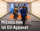 Personen betreten das EU-Parlament
