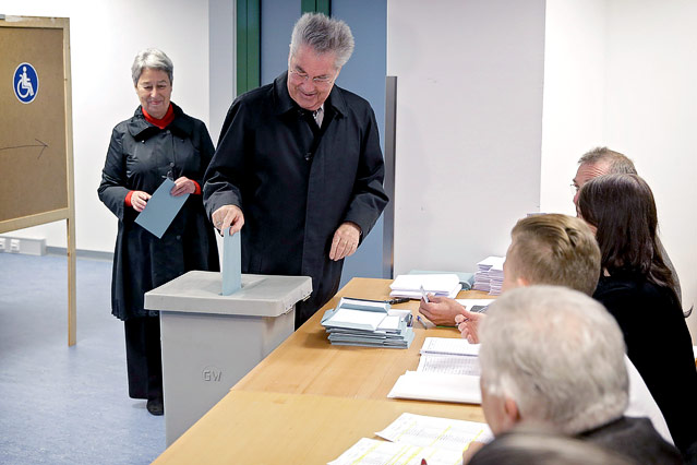 © APA/Bundesheer/Peter Lechner Bundespräsident Fischer gibt seine Stimme ab