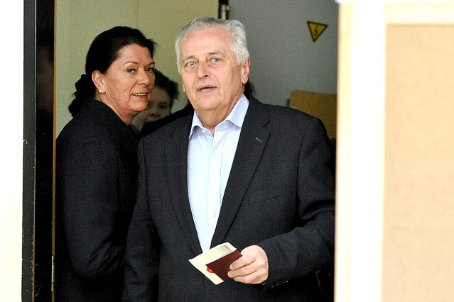 © APA/Herbert Neubauer SPÖ-Präsidentschaftskandidat Rudolf Hundstorfer gibt seine Stimme ab