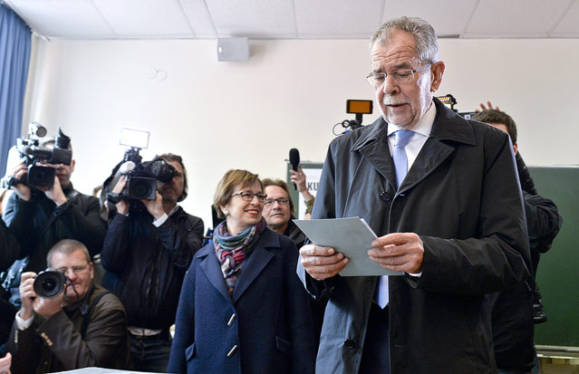 © APA/Herbert Neubauer Präsidentschaftskandidat Alexander Van der Bellen gibt seine Stimme ab