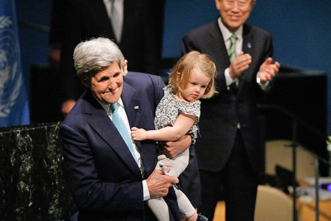 © Reuters/Carlo Allegri US-Außenminister John Kerry mit Enkeltochter