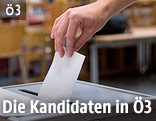 Mann wirft Kuvert in Wahlurne