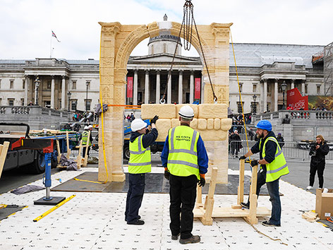 © APA/AFP/Leon Neal Nachgebauter Triumphbogen aus Palmyra in London