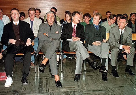 Archivbild von Klaus Mair (ehemaliger FC Tirol Manager und Girocredit-Mitarbeiter), Hans Krankl, Skener Fani (Rechtsanwalt), Peter Stöger und Walter Meischberger aus dem Jahr 1997
