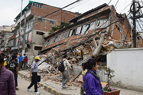 © APA/AFP/Prakash Mathema Zerstörtes Gebäude in Kathmandu, 25. April 2015
