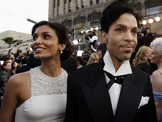 © AP/Kevork Djansezian Prince mit ehefrau Manuela Testolini bei den 77. Academy Awards 2005