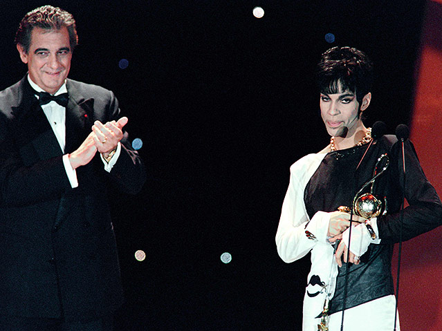 © APA/AFP/Patrick Hertzog Prince bekommt von Placido Domingo den einen World Music Award überreicht, 1994