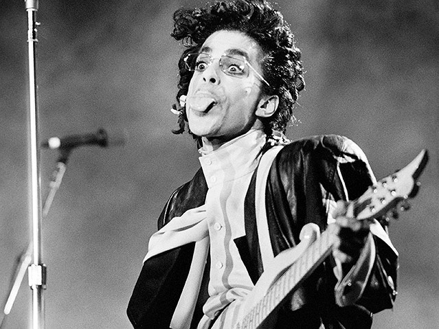 © APA/AFP/Bertrand Guay Prince zeigt bei einer Show in Paris die Zunge, 1987