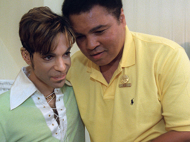 © AP/Karin Cooper/Rogers & Cowan Muhammad Ali und Prince bei einem Treffen 1997