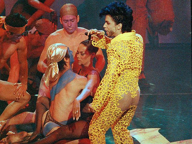 © AP/Kevork Djansezian Prince mit entblößtem Hintern bei den MTV Video Music Awards, 1991