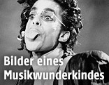 Prince zeigt bei einer Show in Paris die Zunge, 1987