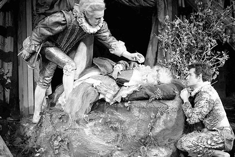 Ian Richardson als Oberon, Judi Dench als Titania und Ian Holm als Puck in einer Aufführung von "Ein Sommernachtstraum" aus dem Jahr 1962