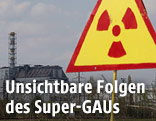 Warnschild vor dem Reaktor von Tschernobyl