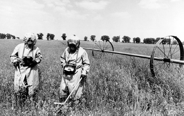 © APA/dpa Spezialeinheiten auf einem Feld bei Tschernobyl