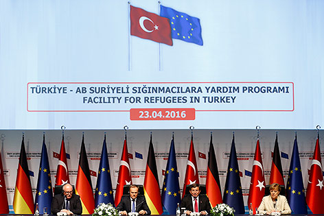 © Reuters/Umit Bektas EU-Vizekommissionspräsident Frans Timmermans, EU-Ratspräsident Donald Tusk, der türkische Ministerpräsident Ahmet Davutoglu und deutsche Bundeskanzlerin Angela Merkel