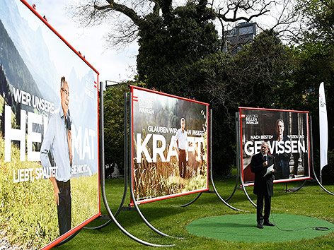 © APA/Helmut Fohringer Alexander Van der Bellen bei der Präsentation aktueller Plakate für die Stichwahl in Wien