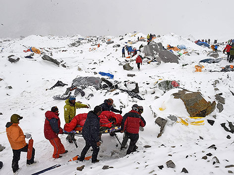 © APA/AFP/Roberto Schmidt Rettungskräfte am Mount Everest