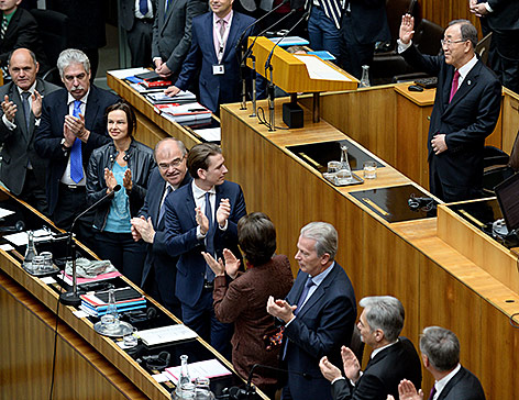 © APA/Roland Schlager Abgeordnete im Plenarsaal applaudieren UNO-Generalsekretär Ban Ki Moon