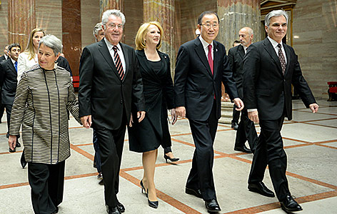 © APA/Roland Schlager Margit Fischer, Bundespräsident Heinz Fischer, Nationalrats-Präsidentin Doris Bures, UNO-Generalsekretär Ban Ki-moon und Bundeskanzler Werner Faymann