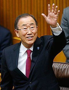 © Reuters/Heinz-Peter Bader UNO-Generalsekretär Ban Ki Moon winkt im Plenarsaal des Parlaments