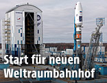 Rakete steht im neuen russischen Weltraumbahnhof Wostotschny