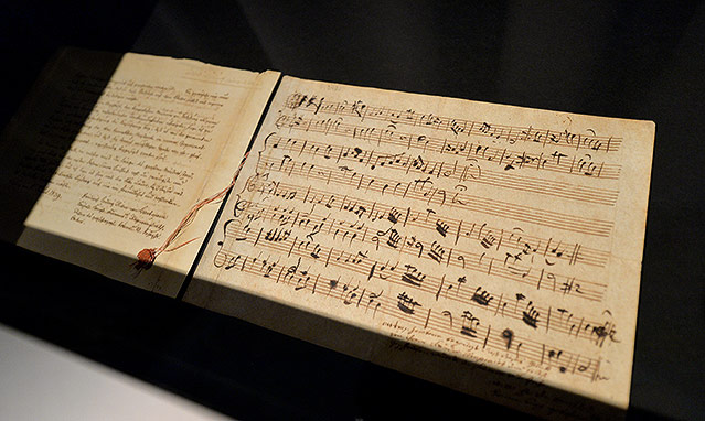 © APA/Barbara Gindl Wolfgang Amadeus Mozarts Minuett in G-Dur für Klavier, Tinte auf Papier (1746)