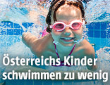 Schwimmendes M&auml;dchen