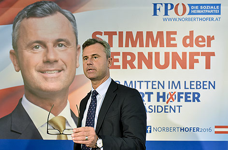 Norbert Hofer vor FPÖ-Plakat