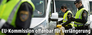 Polizisten bei Grenzkontrolle