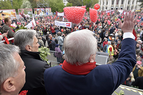 © APA/Hans Punz Bundeskanzler Werner Faymann und der Wiener Bürgermeister Michael Häupl im Rahmen des traditionellen 1. Mai Aufmarsch