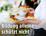 Kellnerin serviert Essen
