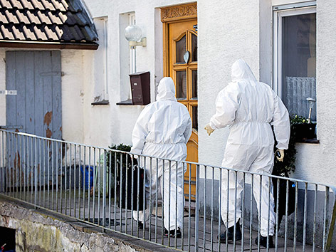 © APA/AFP/Marcel Kusch Ermittler vor dem Haus