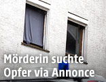Polizei vor zwei Fenstern