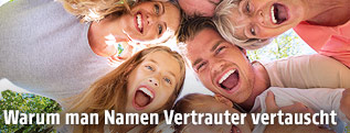 Junge Familie lächelt in Kamera