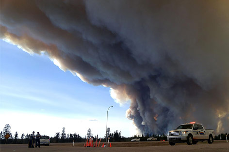 © APA/AFP/Alberta RCMP Überdimensionale Rauchsäule bei Fort McMurray (Kanada)